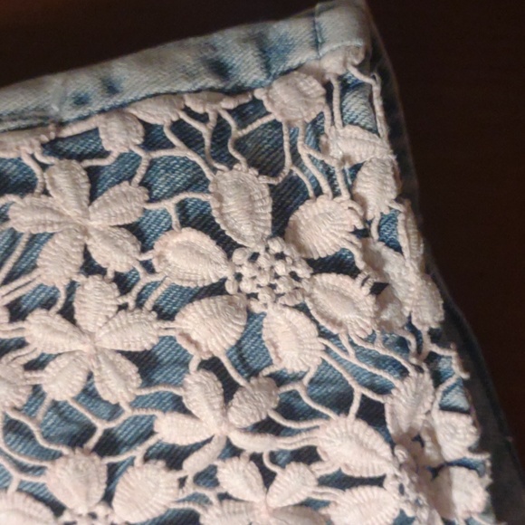 Roxy Crochet lace Jean Shorts Floral Lace Overlay Surf Skate Size 5 acid wash - Picture 7 of 8